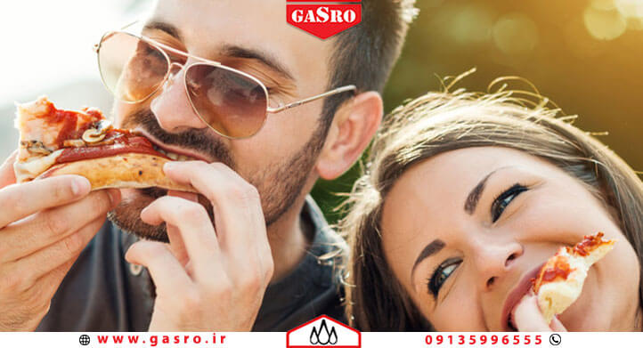 خوردن پیتزا درست شده با فر پیتزا آجری